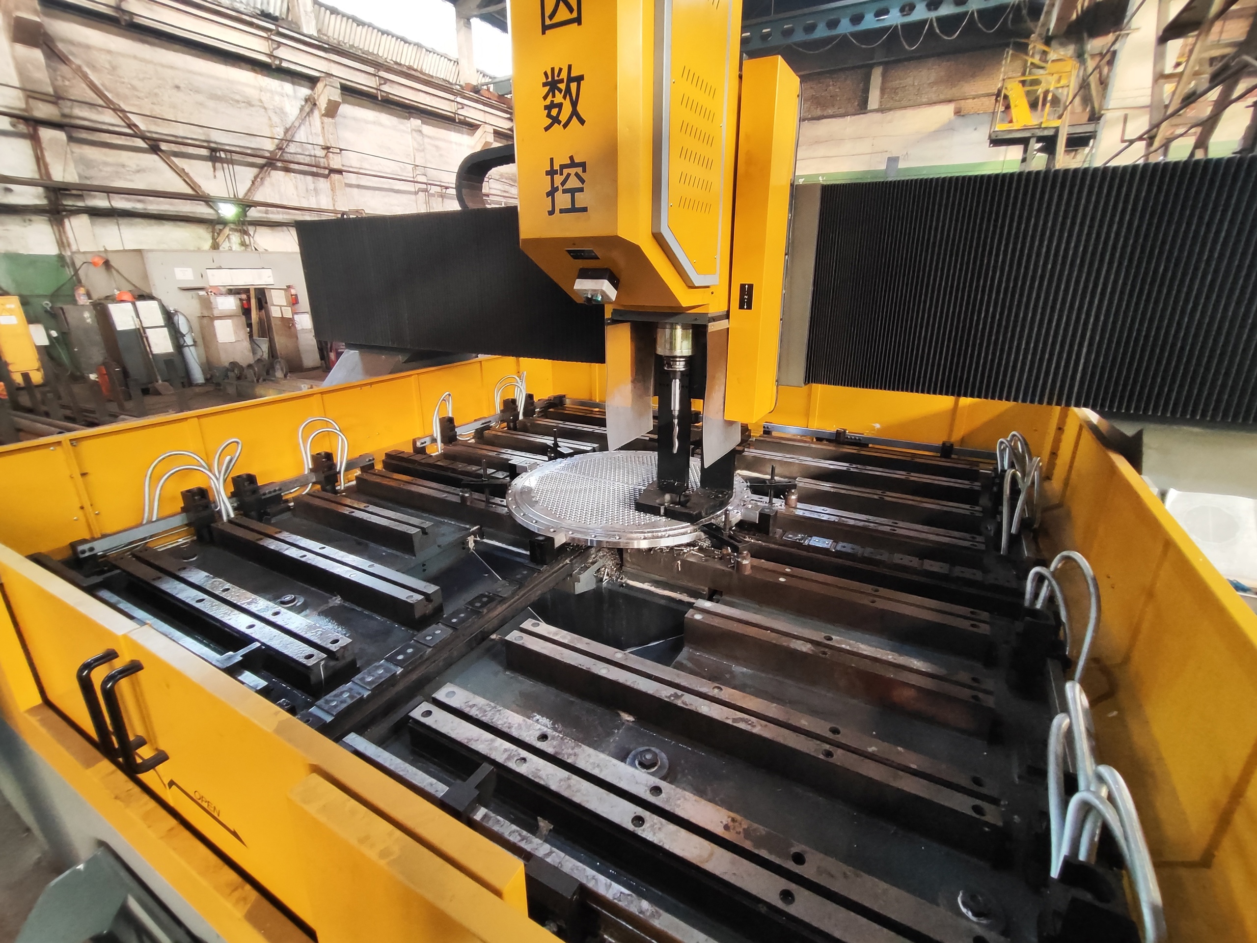  Приобретен и запущен в работу новый портальный сверлильный станок с ЧПУ. Диаметр деталей до 3000 мм, глубина сверления до 150 мм, максимальный диаметр отверстий - 80 мм.
